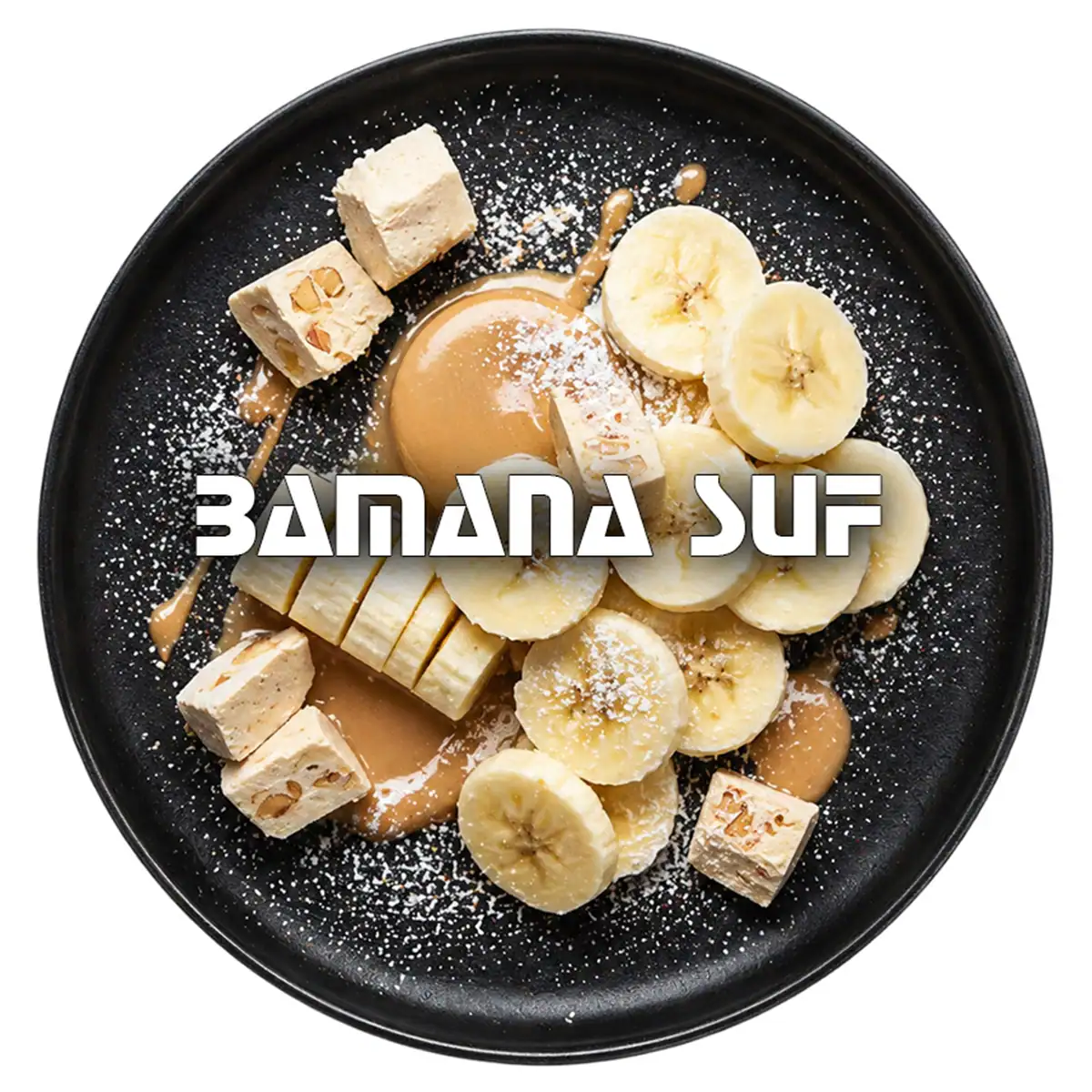 Bananen-Suf mit Bananenscheiben, Karamellsoße und Süßigkeiten auf schwarzem Teller.