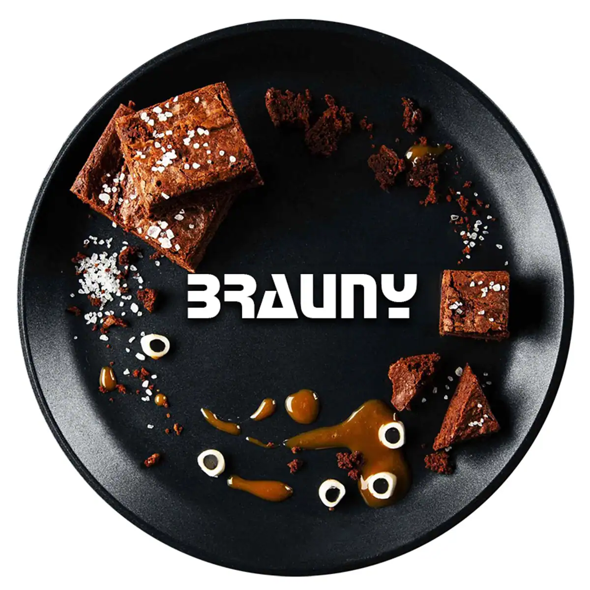 Schokoladenkuchen auf schwarzem Teller mit Dekorationen und "BRAUNY" Schriftzug.
