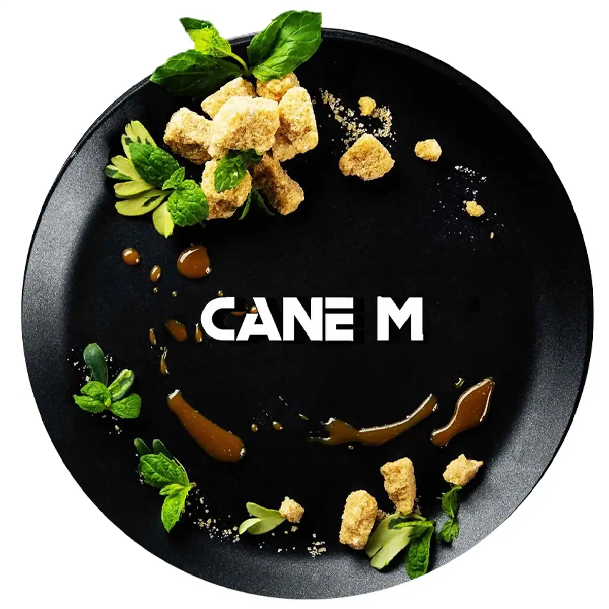 Cane M Shisha Tabak mit Minz- und Karamellnoten auf schwarzem Teller.