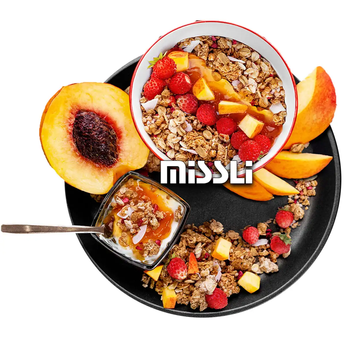 Müsli mit frischen Früchten, Joghurt und Cornflakes auf einem schwarzen Teller.