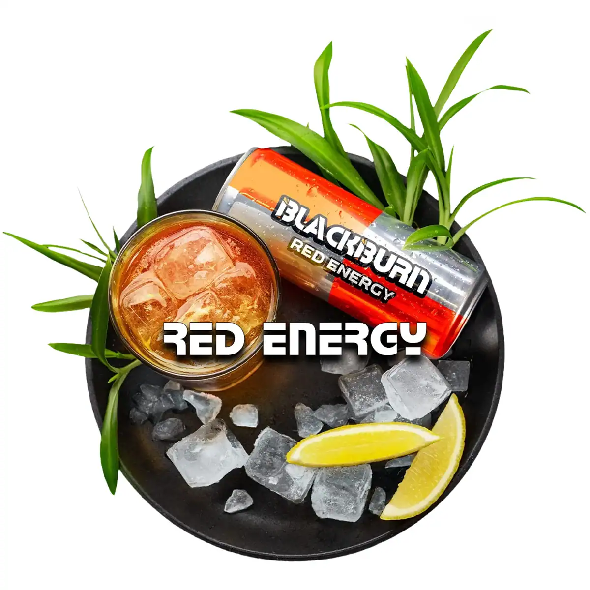 Schwarzer Energy-Drink mit Zitronenscheibe und Eiswürfeln auf einem schwarzen Teller.