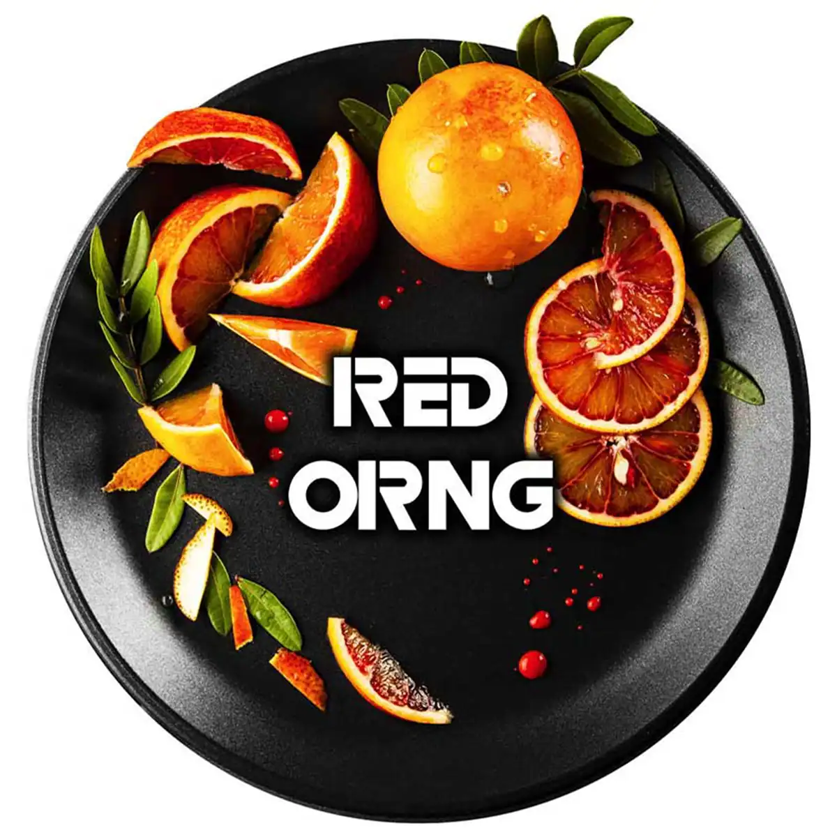 Frische rote Orangen und Orangenscheiben auf schwarzem Teller, dekorativ arrangiert.