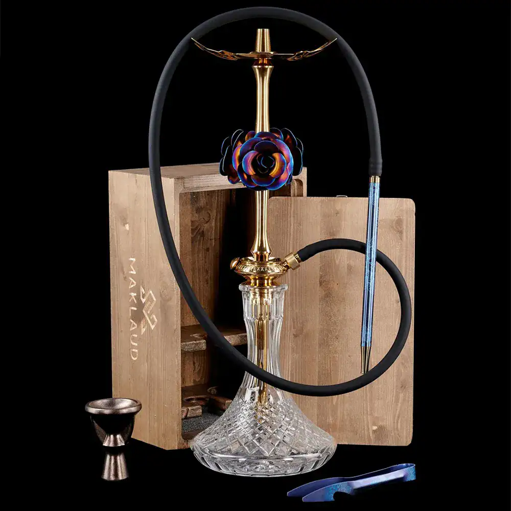 Elegante Rose Gold Shisha mit buntem Dekor und Holzbox.