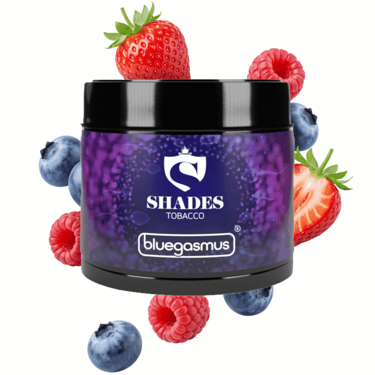 Shades Tobacco Bluegasmus 200g Shisha Tabak – Beerenmix Tabak aus Blaubeere, Himbeere und Erdbeere: schwarze Dose mit violettem Label, davor fallende Blaubeeren, Himbeeren und Erdbeeren