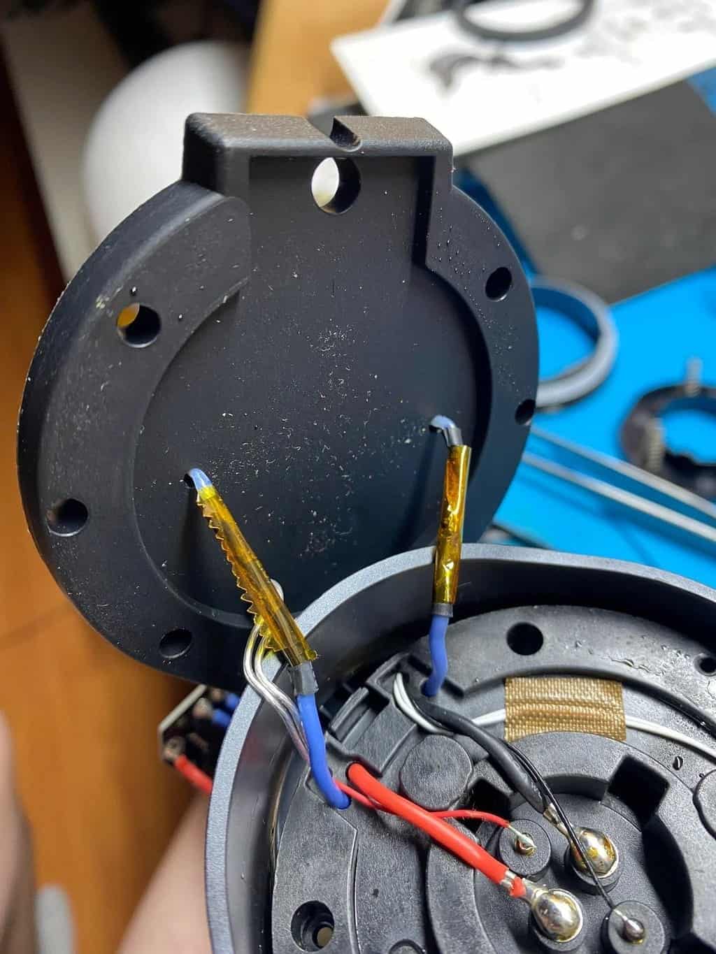 Aufgeklappte XKAH-Basis, Litzenverbindungen mit Kapton-Band gesichert. Foto: u/Glad-Way8509 (r/hookah).