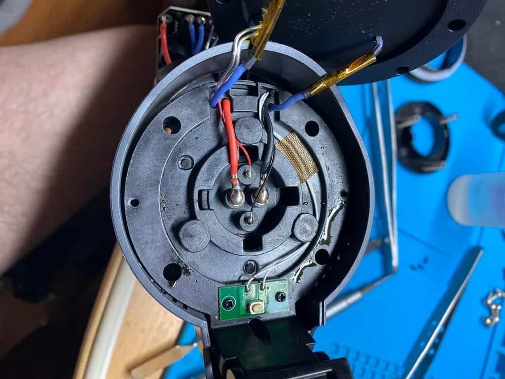 Unterseite der XKAH-Basis mit farbigen Litzen an vernieteten Kontakten. Foto: u/Glad-Way8509 (r/hookah).