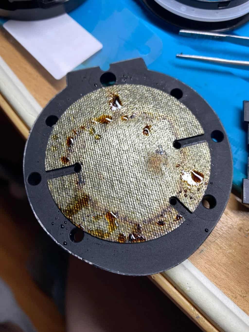 Shisha-Head mit Ablagerungen und Rückständen, Reinigung notwendig.