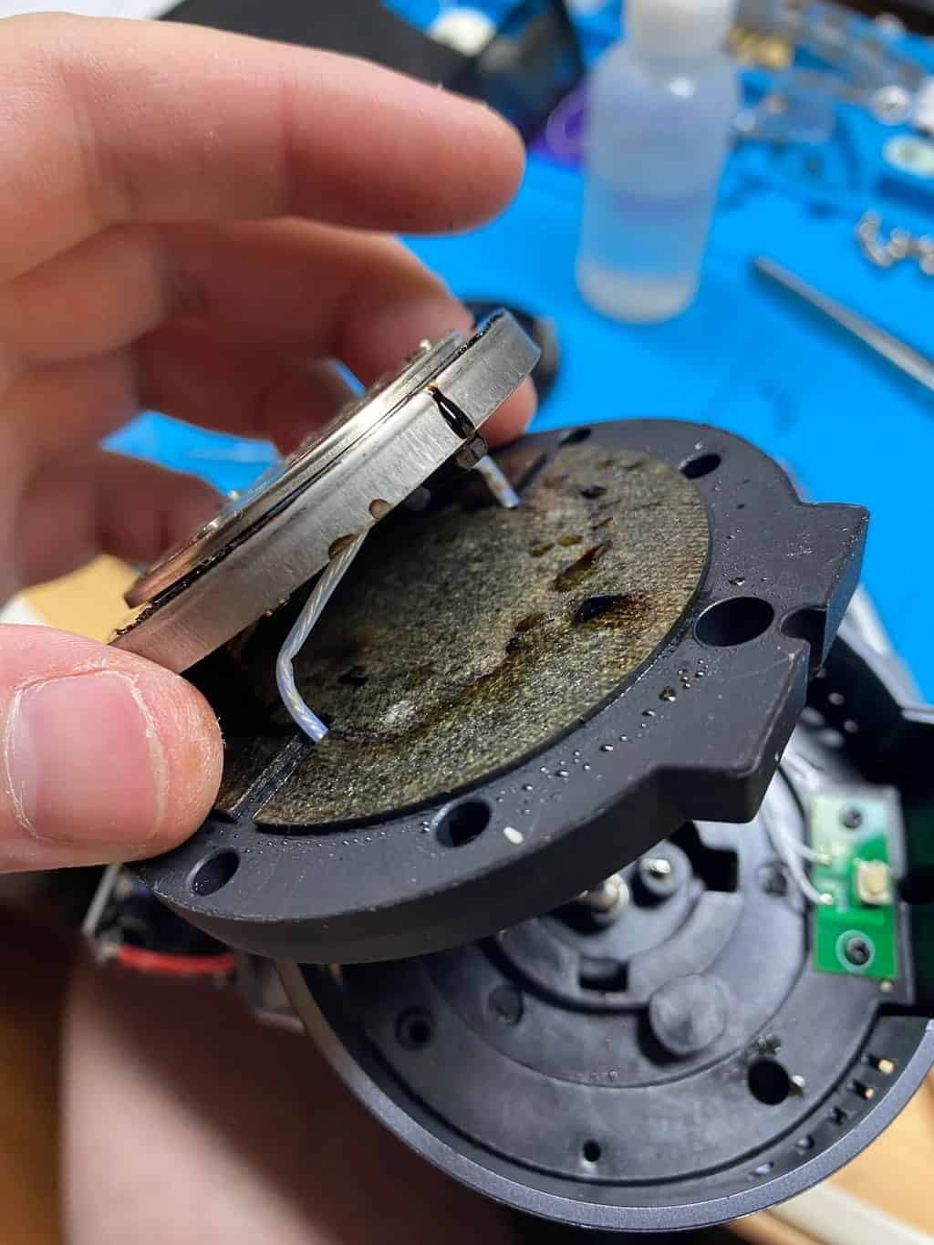 Abgehobenes Heizelement des XKAH Pro, darunter die verfaerbte Daemmscheibe. Foto: u/Glad-Way8509 (r/hookah).