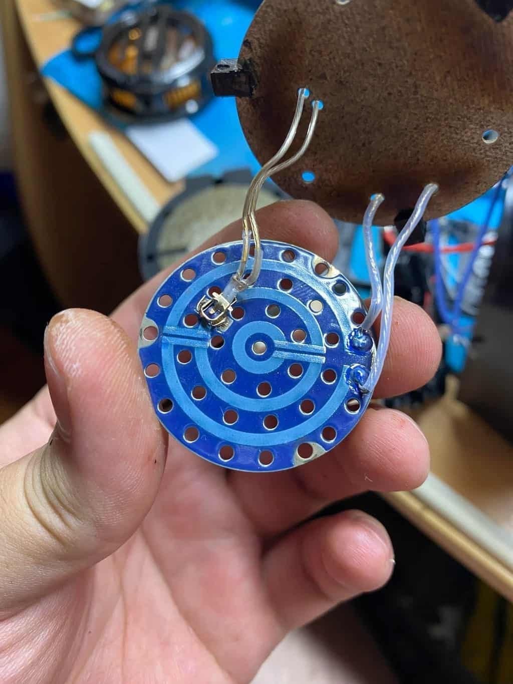 Blaue Traegerplatte der Heizspirale mit angeklemmtem Temperatursensor. Foto: u/Glad-Way8509 (r/hookah).