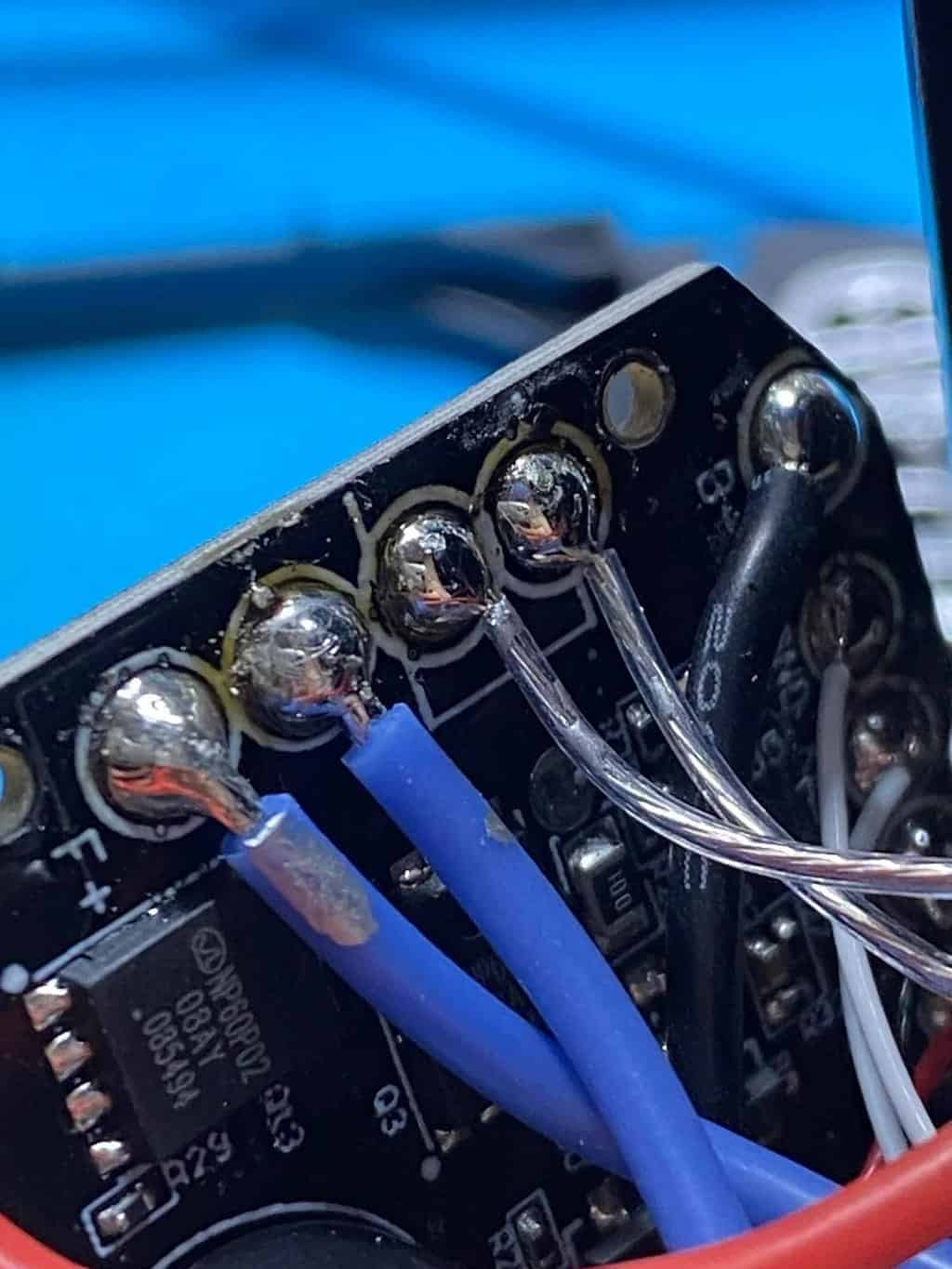 Nahaufnahme der Loetstellen an den Anschlusspads der XKAH-Hauptplatine. Foto: u/Glad-Way8509 (r/hookah).